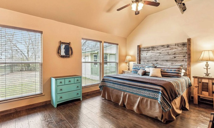 Granbury Cabaña | The Duke Cottage at Travis Street Cottages