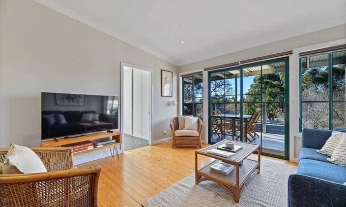 West Bathurst Casa | The Durham - Revamped 1930s Retreat, Pets Allowed