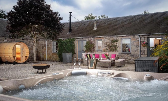 Grantown-on-Spey Casa | The Eagle's Nest - large house with hot tub and sauna