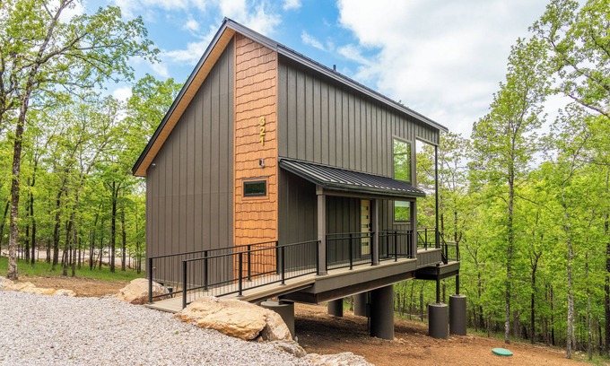 Hot Springs Cabina | The Eagle Treehouse, Hot Tub, Mountaintop, Near downtown
