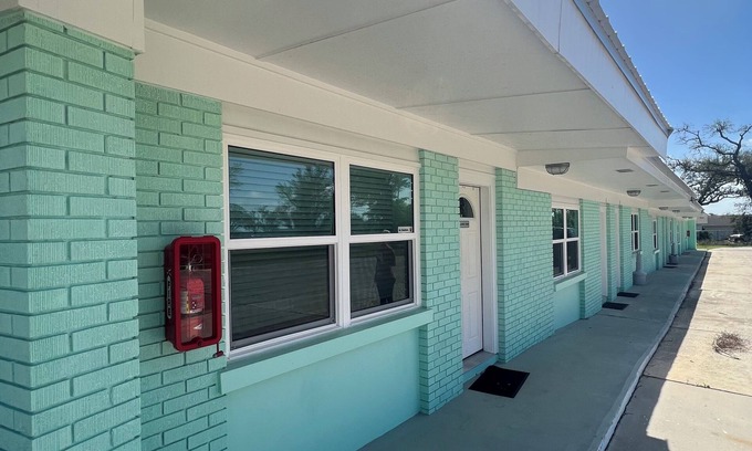 Parker Hotel | The East Bay Inn Room 1 - Cozy hotel in brilliant Panama City with AC, WiFi