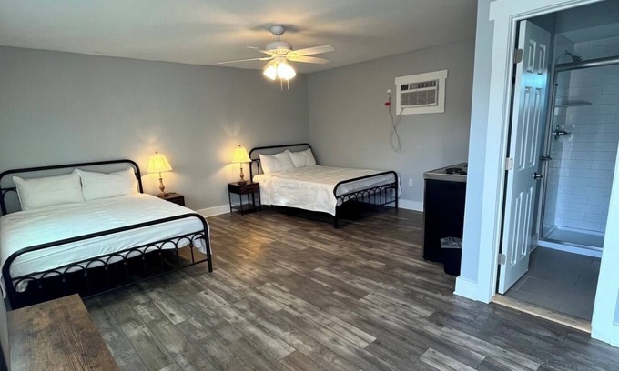 Panama City Casa | The East Bay Inn Room 5 - Cozy hotel in brilliant Panama City with AC, WiFi