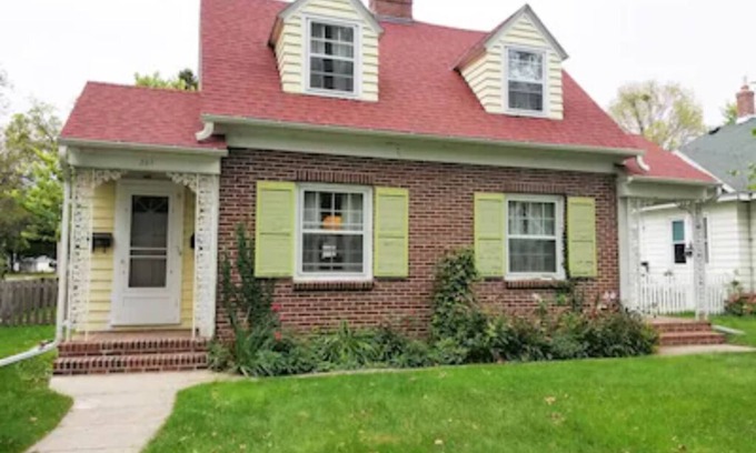 Morris Casa | The East Side Inn is a charming little house in the small town of Morris, Minnesota.