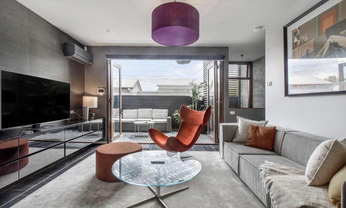 Fitzroy Casa | 'The Ebony' Explore Hip City-living in a Luxe Oasis