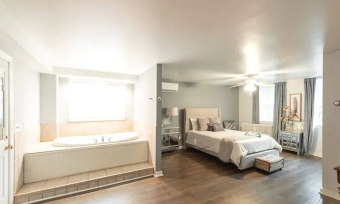 Orange Casa | The Edgcote Room in Historic Holladay House