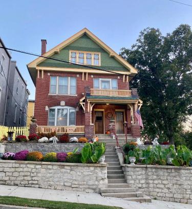 St. Joseph Apartamento | The Edmond an 1887 Arts & Crafts gem