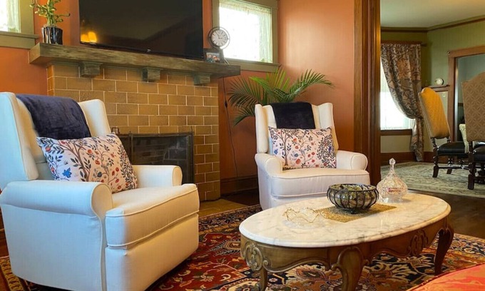 St. Joseph Casa | "The Edmond" an 1887 Arts & Crafts gem! - 1 King - 1 Queen