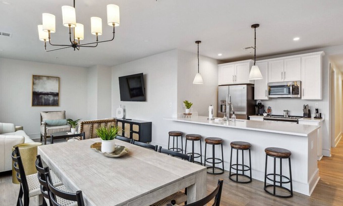 Central Business District Hotel | All Ensuites 4BD! Rooftop pool and hot tub on property, Walk to FQ/Superdome
