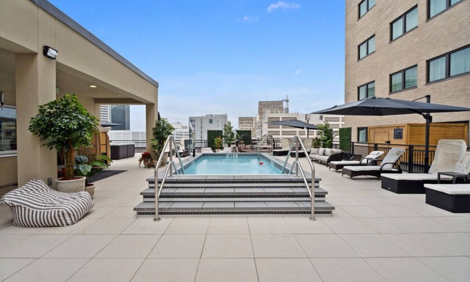 Central Business District Hotel | The Eleanor: 5BD w/ 2 balconies
