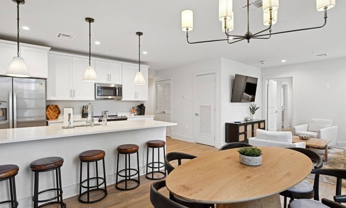 Central Business District Hotel | 5BD! Rooftop Pool & Hot tub access, Walk to French Quarter and Essence Fest!