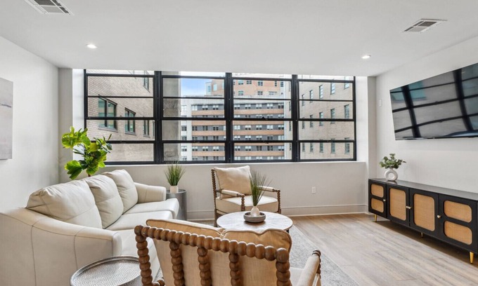 Central Business District Hotel | The Eleanor: Units 603/604/605