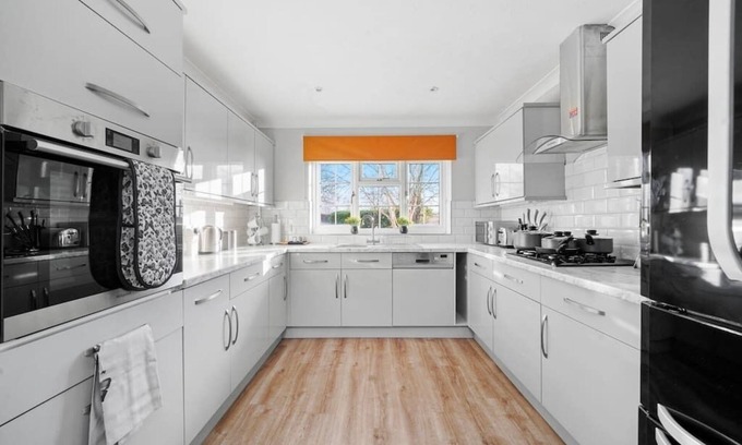 Duxford Casa | The Elegant Cambridge Abode Parking