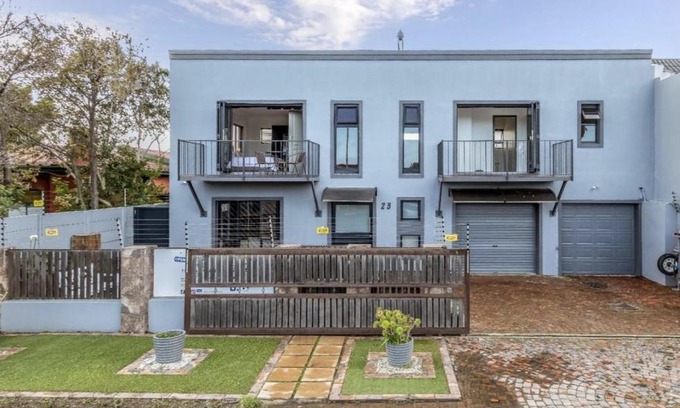 Gordons Bay Central Casa | The Elephant Cottage