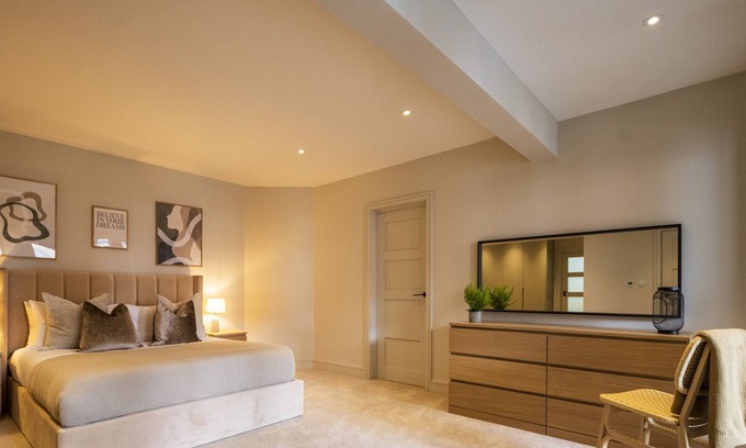 Henley Casa | The Elizabeth Suite - 3 Bedroom With Parking