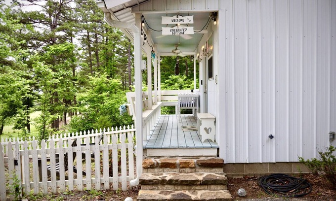 Newnata Casa | The Enchanted Cottage, Greers Ferry Lake Area, Romantic, Outdoor Shower, Extended Stays Welcome