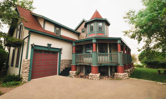 Drumheller Casa | The Enchanted River Cottage - River - Luxurious Cottage - Jacuzzi