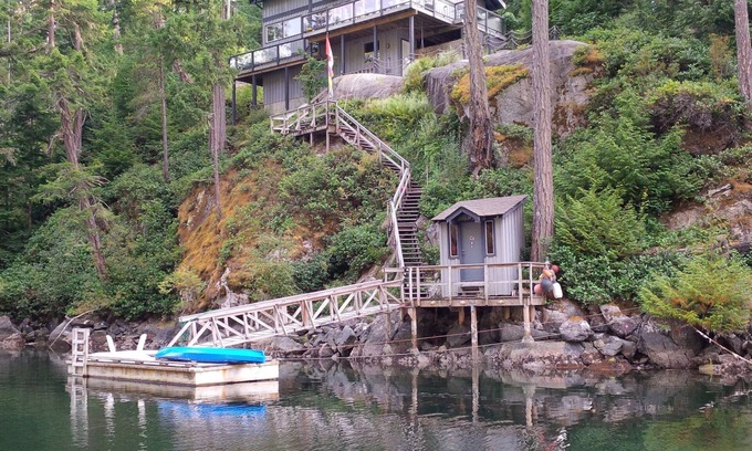 Halfmoon Bay Cabaña | The Enchanted Woods Waterfront Cottage en Secret Cove