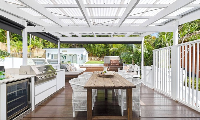 Sydney Casa | The Entertainer