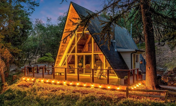 Grants Pass Casa | The Epic A - Hot Tub and Views on an Acre
