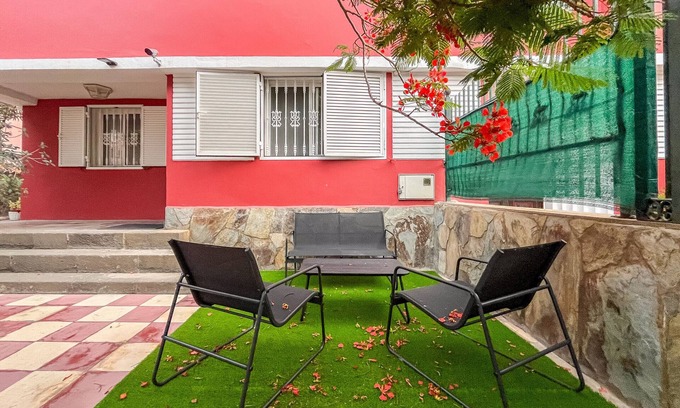 Las Palmas de Gran Canaria Chalet De Esquí | The Red House - 3BR with Private Terrace