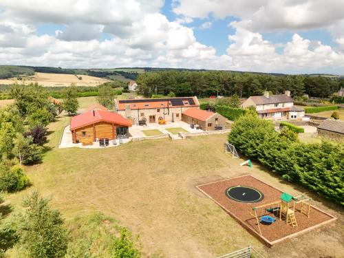 Crook Casa | The Estate, Luxury Spacious Family Stay with 3 Hot Tubs, Scenic Views Sleeps 16 near Durham & Bishop Auckland