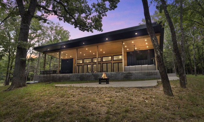 Elkins Casa | The Evergreen- A Private Luxury White River Cabin