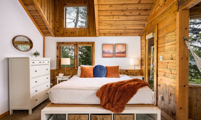 Evergreen Cabina | The Evergreen Castle - 4 bedrooms / 1.5 bathroom / Sleeps 8 / with Sauna