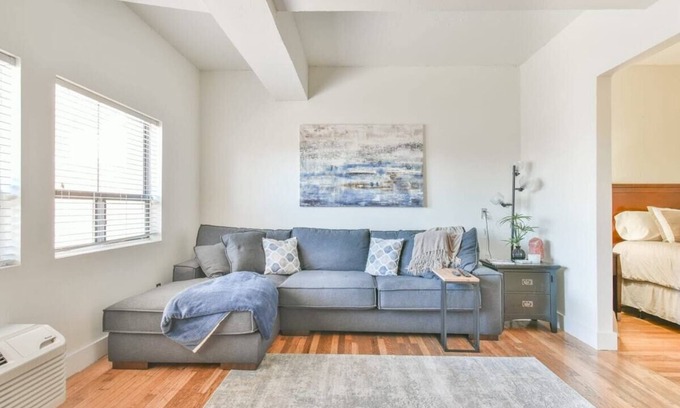 Athens Apartamento | The Executive Loft - Walk to Sanford Stadium!