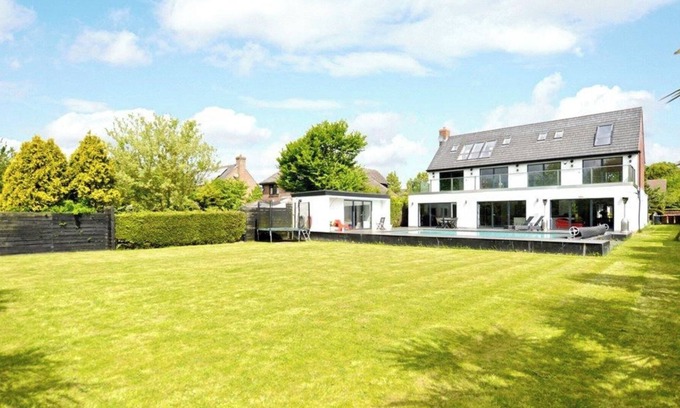 Wootton Casa | The Executive Villa (family -sized , luxurious 5-bedroom mansion)