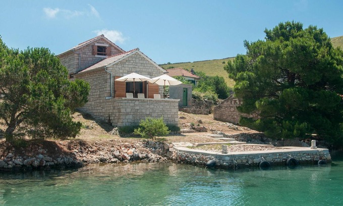 Kornati Casa | The extremely beautiful stone villa Kornati is located in central Dalmatia, south of Zadar and west