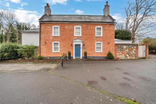Bury St Edmunds Casa | The Fabulous Glen - sleeps up to 10 people with parking for 4 vehicles