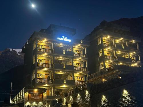Mustang Complejo | The face resort