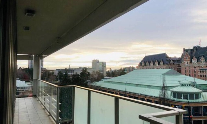 Downtown Victoria Condominio | The Falls by Victoria Royal Vacations