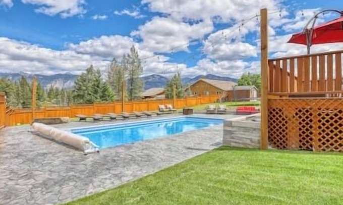 East Kootenay Casa | The Family Getaway: Relaxation with Pool & Hot Tub