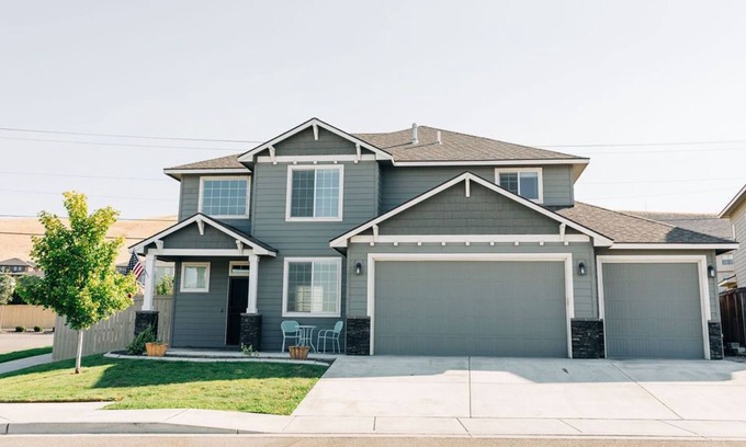 Tri-Cities Casa | The Family Retreat - Gorgeous 2-story home