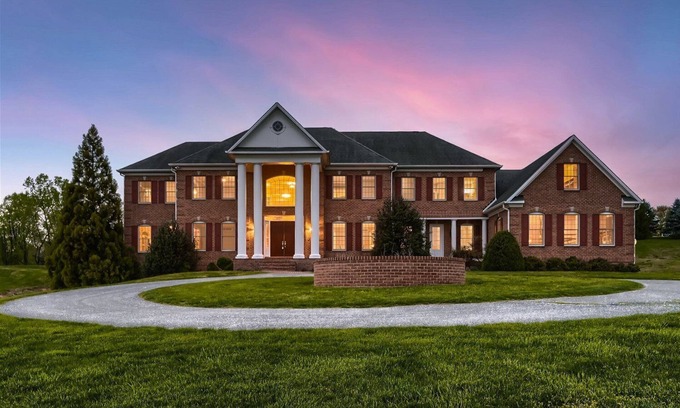 Lutherville Timonium Casa | The Farm's Luxury Timberpark Pool Estate