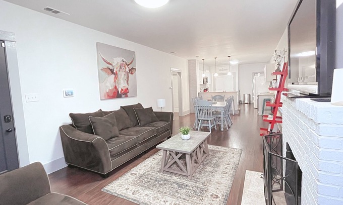 Highland Park Casa | The Farmahouse - Family Friendly Downtown Cottage