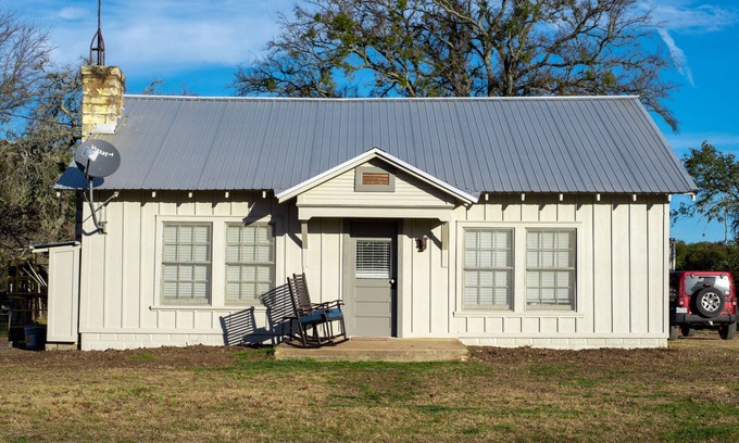 Bertram Otro | Hill Country Farm Stay