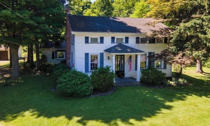 Lancaster Casa | The Farmhaus - rustic 1800s homestead sleeps 12