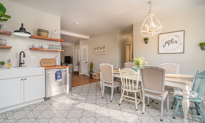Marthasville Apartamento | The FarmHouse 3bd/2ba B&B in MO Wine Country & Katy Trail
