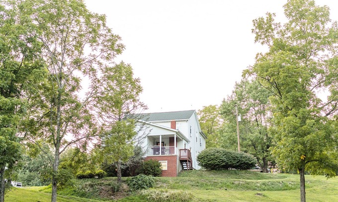 Harrisonville Casa | The Farmhouse at Pleasant Ridge | Hot tub