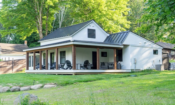 Fort Ann Casa | The Farmhouse- Charming 4-bedroom house with Lake Access & Hot Tub.