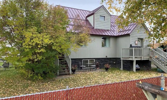 Fairbanks Casa | The Farmhouse - Clean, comfortable, and affordable!