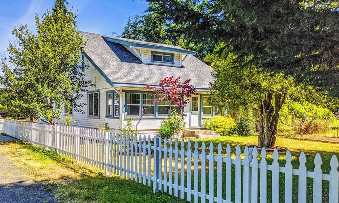 Sequim Casa | The Farmhouse Cozy 4 Bedroom Escape with Hot Tub