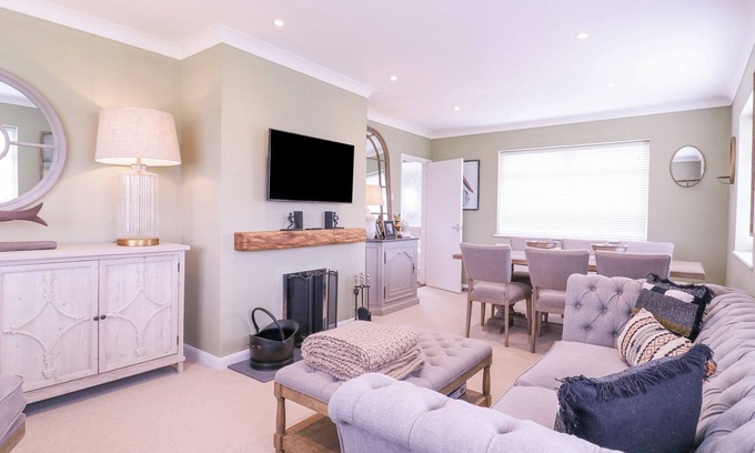 Saint Osyth Casa | THE FARMHOUSE, pet friendly, with open fire in St. Osyth