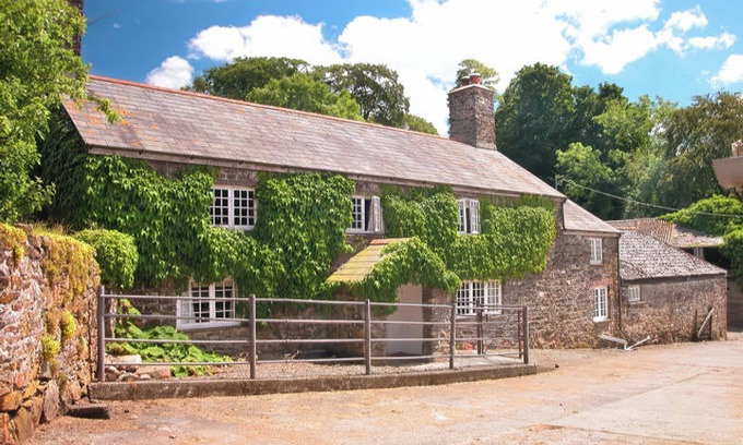 Mary Tavy Cabaña | THE FARMHOUSE, pet friendly, character holiday cottage in Lydford