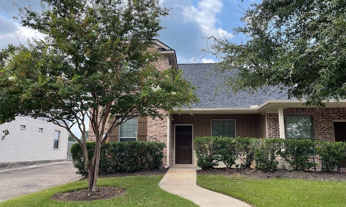 Wellborn Casa | The Farmhouse - Spacious Townhome Minutes From Texas A&M University
