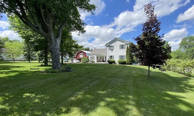 Town of Milo Casa | The Farmhouse-Seneca/Keuka-HotTub-WineTrail-1850’s Farmhouse, Classic Red Barn-Big Rooms-Pets OK