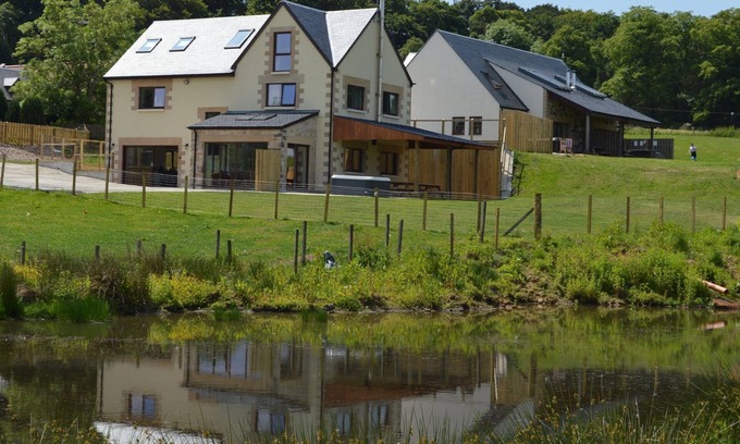 Linlithgow Apartamento | The Farmhouse - sleeps 14 guests in 5 bedrooms