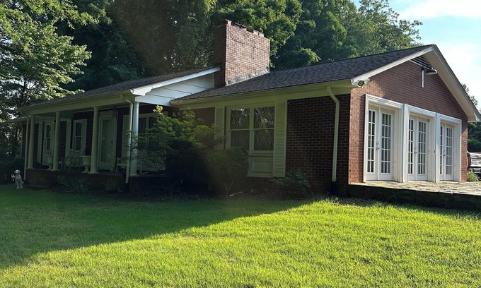 Mount Airy Otro | The Farmhouse. Vintage 3-bedroom with WiFi. Mt Airy outskirts. Vineyards nearby.